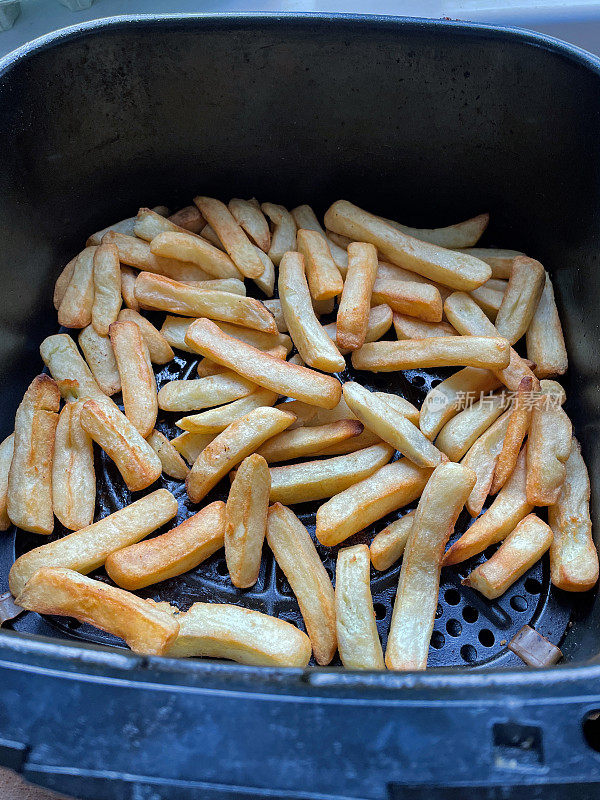 金黄色的，新鲜脆脆的薯条/在空气炸锅中烹饪的大块薯条，比零食烹饪更健康，视野更开阔